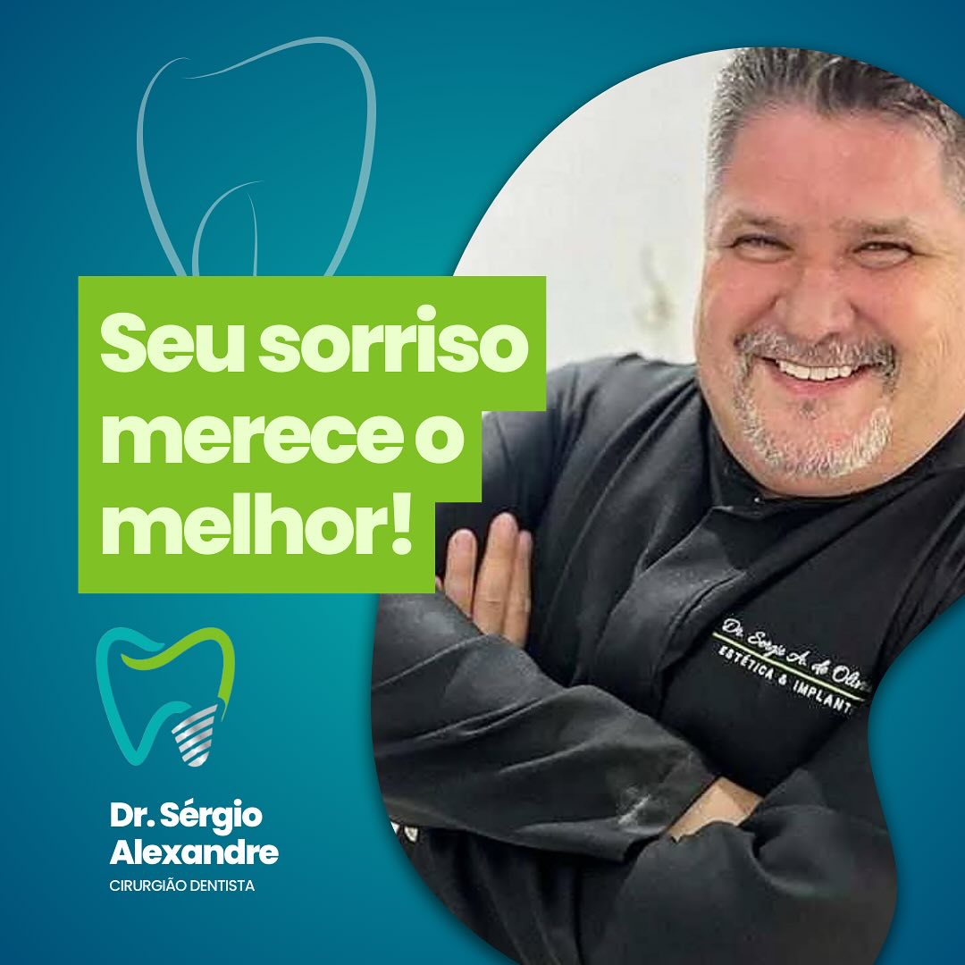 Paciente sorrindo após tratamento de implante